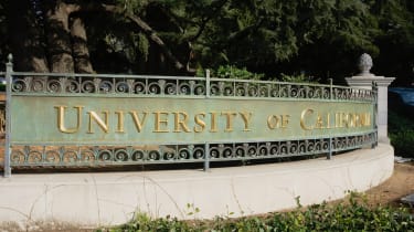 Una valla de hierro decorativa que muestra las palabras Universidad de California en la entrada oeste de la Universidad de California, Berkeley