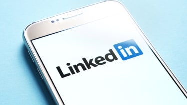 Logotipo de LinkedIn que se muestra en la pantalla del teléfono inteligente